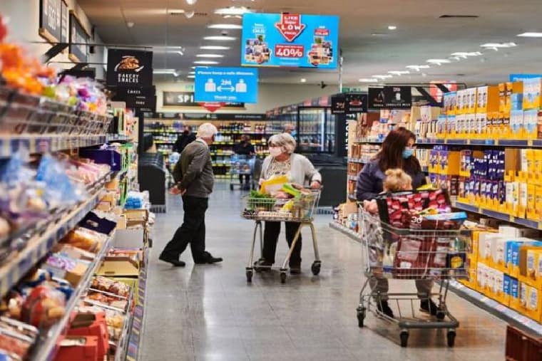 Les gens font leurs courses dans une épicerie ou un supermarché avec des chariots