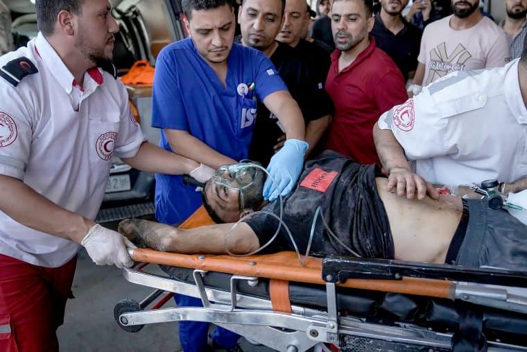 Un Palestinien blessé sur une civière avec des médecins autour de lui à Jénine
