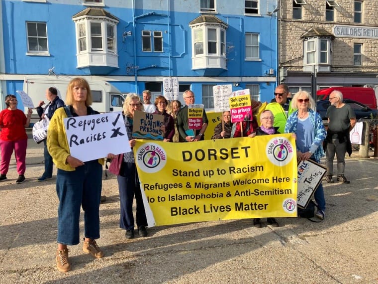 Un groupe de militants antiracistes avec une bannière dans le Dorset 