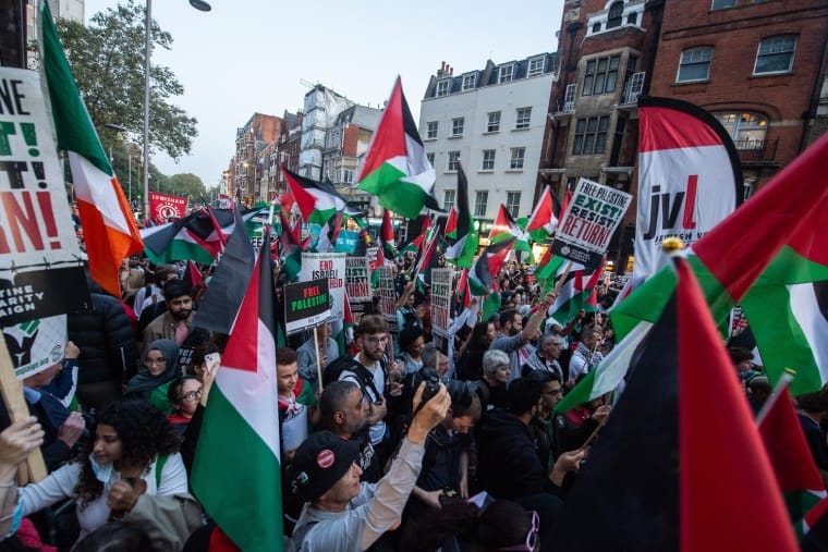 Une foule a filmé la manifestation pro-palestinienne devant l'ambassade israélienne, les gens brandissent le drapeau palestinien
