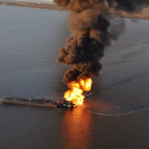 Un gazoduc brûle après une collision avec une barge et le remorqueur Shannon E. Setton près de Perot Bay dans la paroisse de Lafourche, LA, le 13 mars 2013.