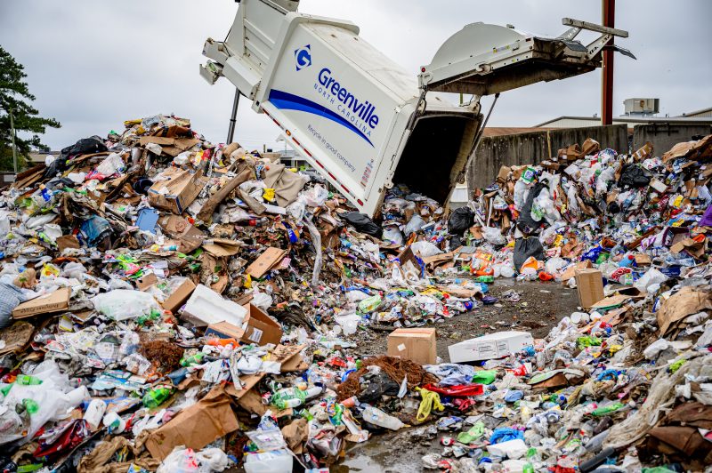 Le coordonnateur du recyclage des travaux publics de Greenville audite une collecte de recyclage le lundi 12 octobre 2020. Image originale du domaine public provenant de Flickr