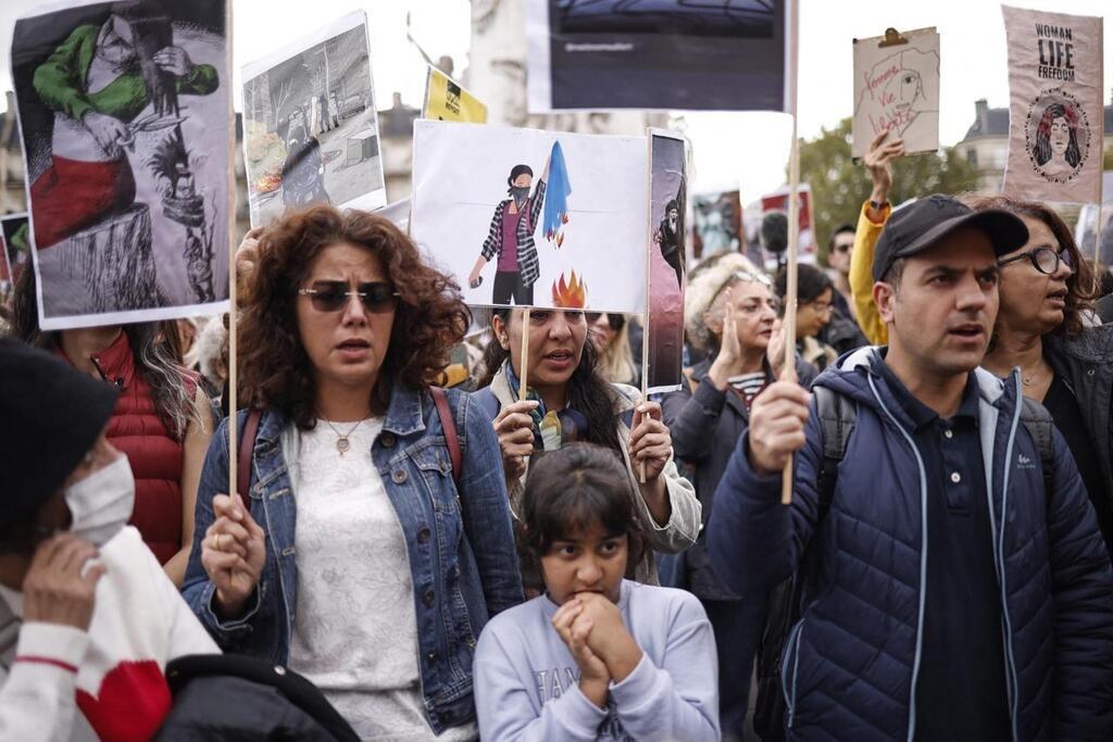 , Politique de gauche: Des milliers de personnes défilent en solidarité avec les femmes iraniennes